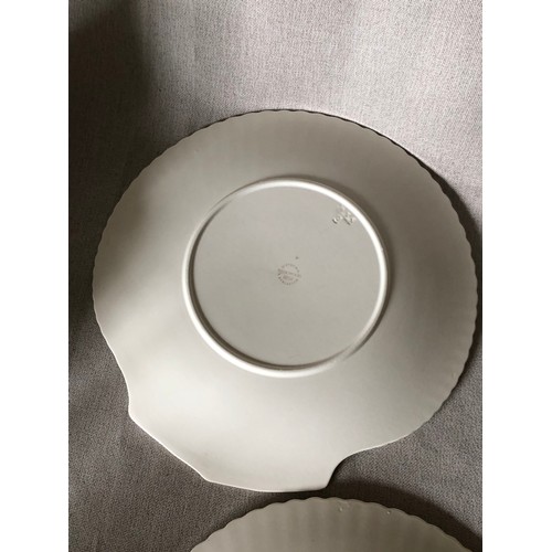 455 - A pair of fine Wedgwood scalloped diner plates