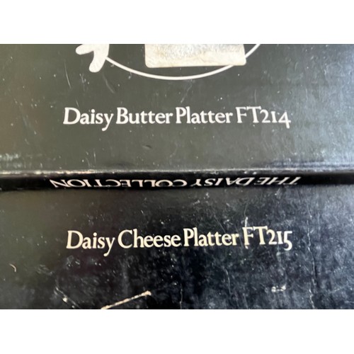 528 - Dartington cheese platter and butter platter in daisy pattern