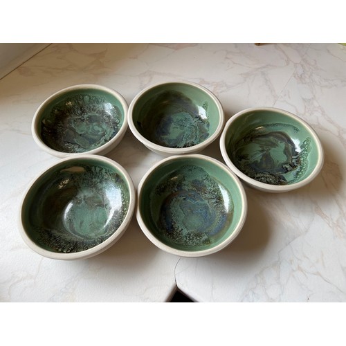 533 - 5 small ceramic dishes