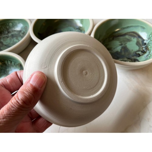 533 - 5 small ceramic dishes