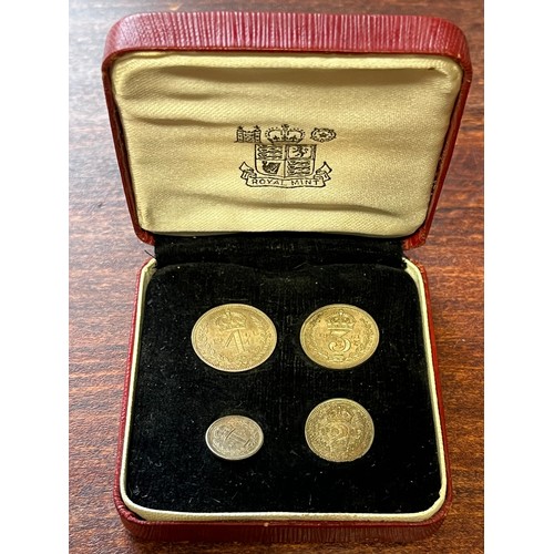 989 - 1961. uncirculated. Boxed set of Maunday money
Issued in 1961, these coins feature Mary Gillick’s yo... 