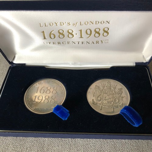 1075 - Lloyds of London Tercentenary 1688-1988 pair of commemorative boxed coins