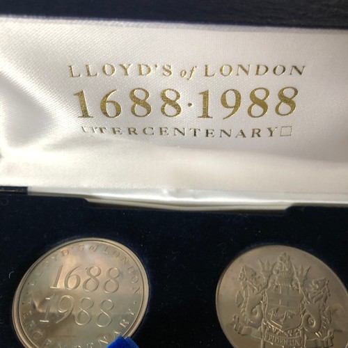 1075 - Lloyds of London Tercentenary 1688-1988 pair of commemorative boxed coins