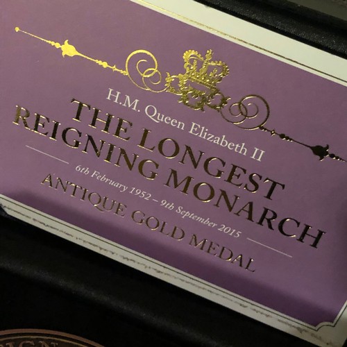 1091 - 1952 - 2015 The Longest reigning Monarch Antique Gold (Effect) Medal Limited edition of max 995. Zin... 