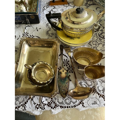 1154 - Mixed lots of silver plated items, including teapot