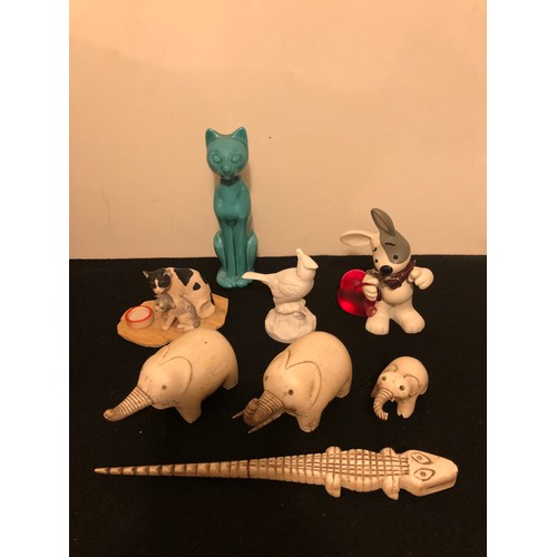 1162 - Collection of figurines by Border fine Arts. Hutchenruter. Lost Dog. Bone animals and a cat.