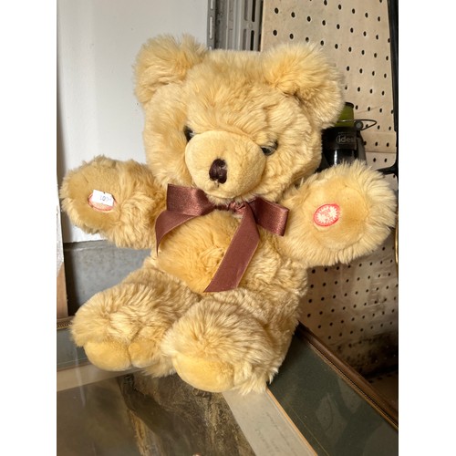 1437 - Plush teddy bear. Push button hands