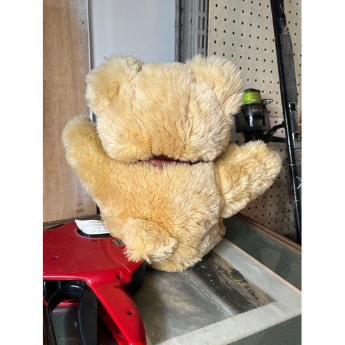 1437 - Plush teddy bear. Push button hands