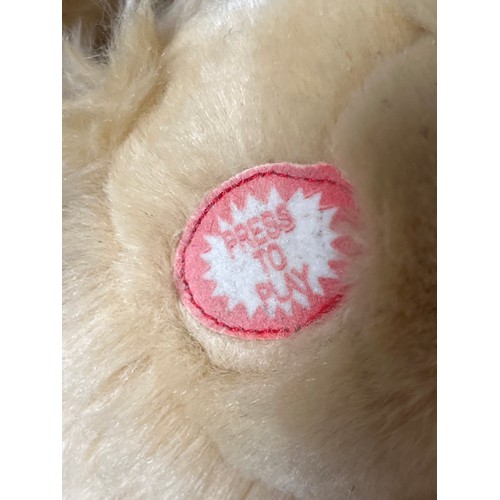 1437 - Plush teddy bear. Push button hands