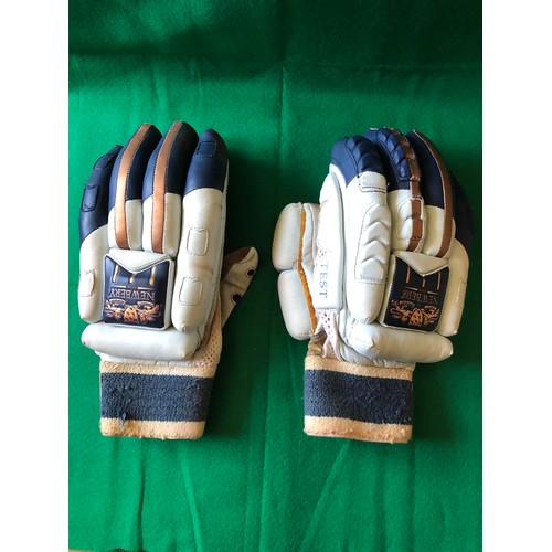 1529 - Pair of quality Newbery Test cricket gloves. Size Mens