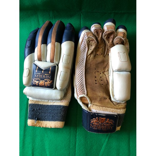 1529 - Pair of quality Newbery Test cricket gloves. Size Mens