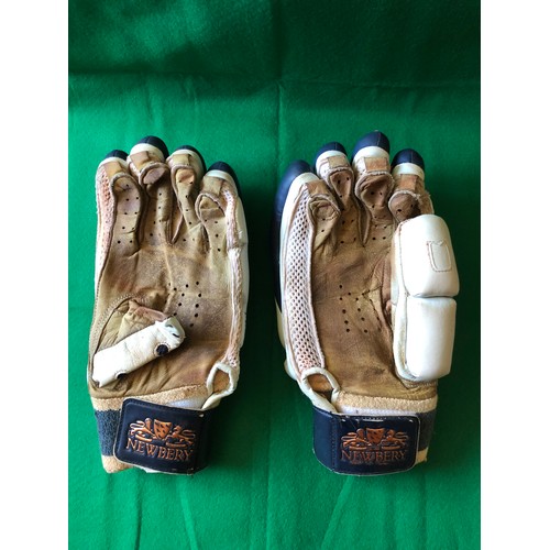 1529 - Pair of quality Newbery Test cricket gloves. Size Mens