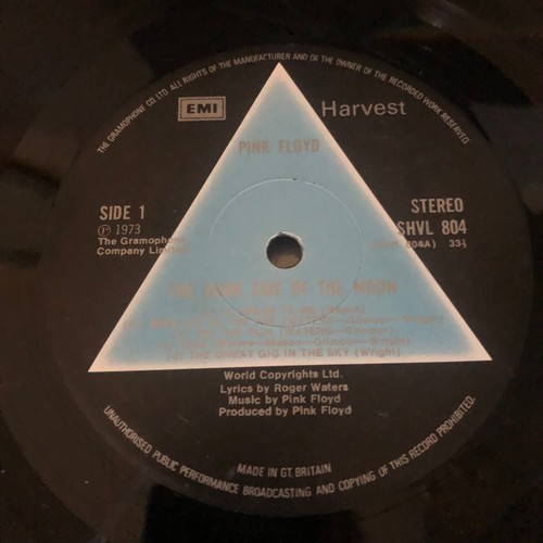 2221 - Pink Floyd - The Dark Side of the Moon. LP EMI Harvest SHVL 804 
This copy of the Pink Floyd's eight... 