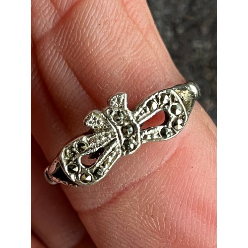 18 - Silver ring with ribbon decoration. Size Q