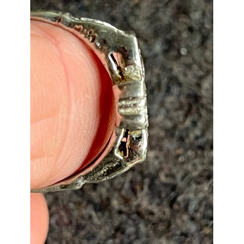 18 - Silver ring with ribbon decoration. Size Q