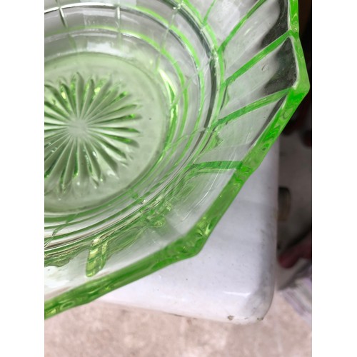 400 - Uranium glass fruit bowl.