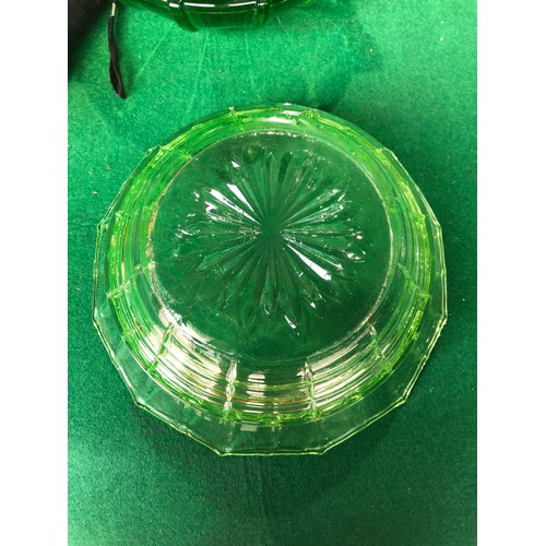 400 - Uranium glass fruit bowl.