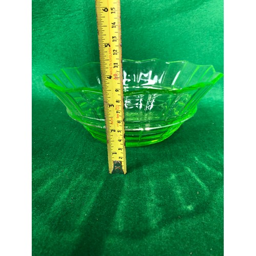 400 - Uranium glass fruit bowl.