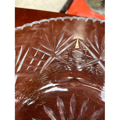 473 - Cut crystal glass fruit bowl