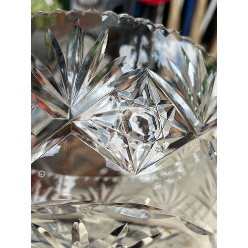 473 - Cut crystal glass fruit bowl