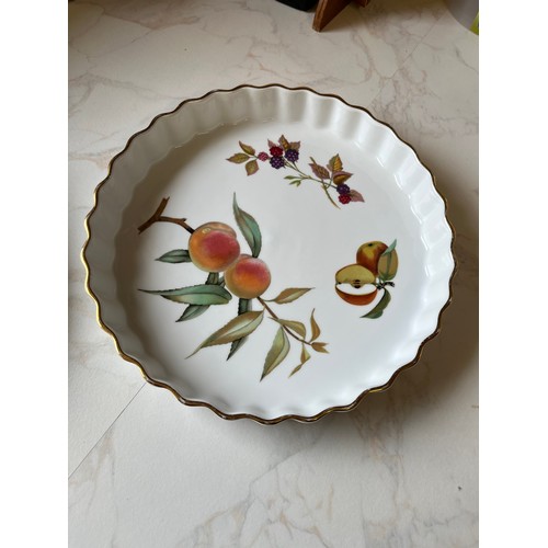 589 - Royal Worcester flan dish in Evesham pattern