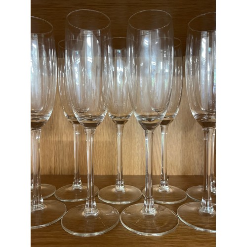 592 - 12 x champagne flutes