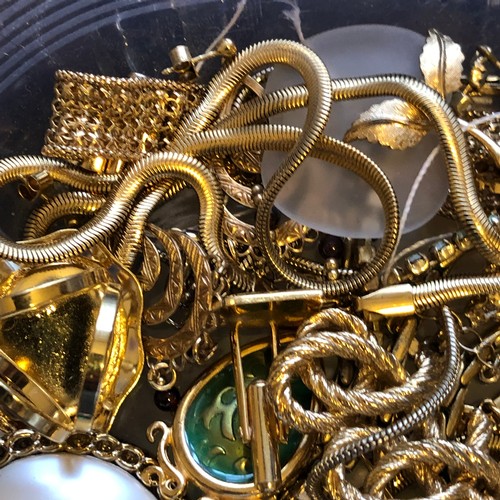 95 - Collection of gold coloured jewellery. No hallmarks found