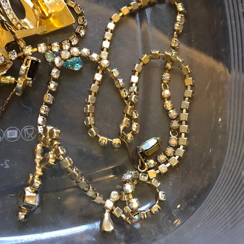 95 - Collection of gold coloured jewellery. No hallmarks found