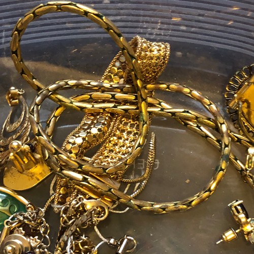 95 - Collection of gold coloured jewellery. No hallmarks found