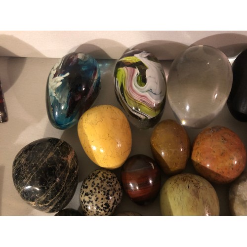 321 - A good collection of rock minera, glass and wooden eggs