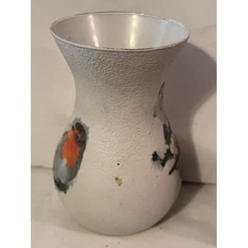 571 - Ceramic vase decorated with Robins