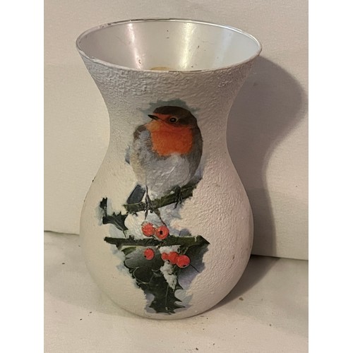 571 - Ceramic vase decorated with Robins