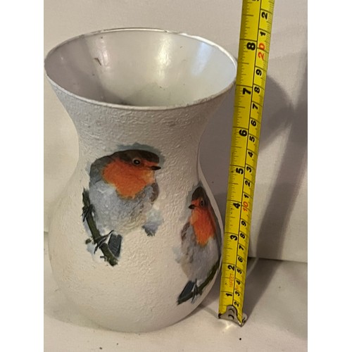 571 - Ceramic vase decorated with Robins