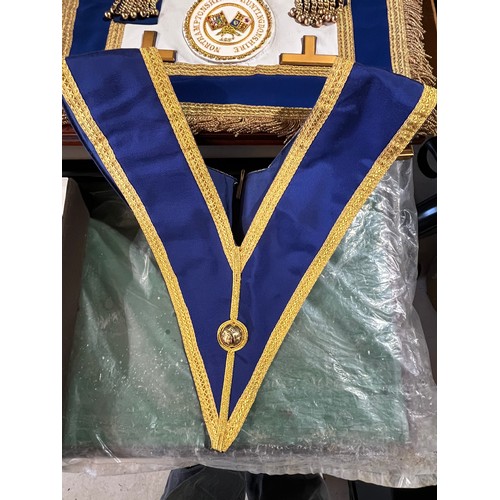 860 - Northhamptonshire & Huntingtonshire Masonic gold Masters apron and collar. The lambskin Master Mason... 