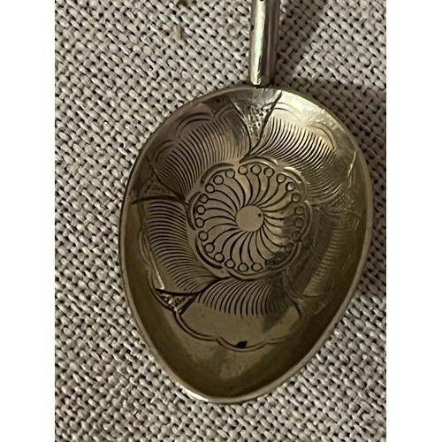 900 - Decorative Chinese silver spoon from Shanghai marked 84 with family sheild