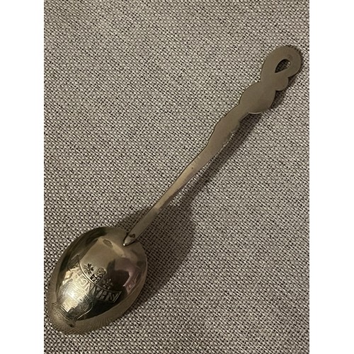 900 - Decorative Chinese silver spoon from Shanghai marked 84 with family sheild