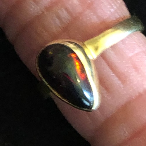 16 - A pair shape natural black opal yellow metal ring staﬀord 925