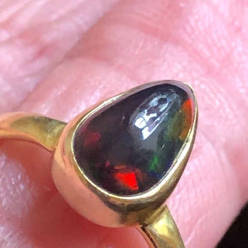 16 - A pair shape natural black opal yellow metal ring staﬀord 925