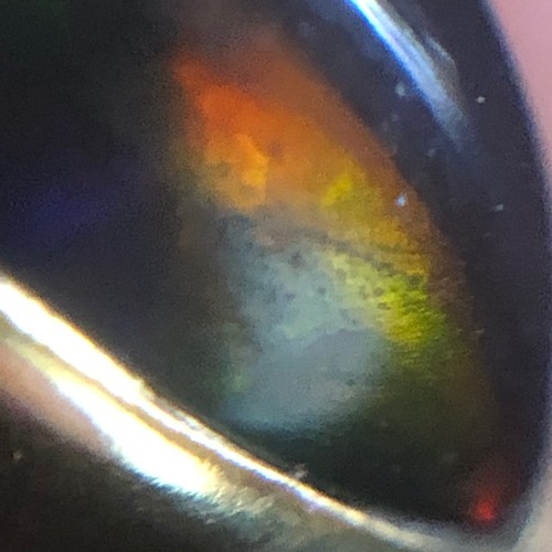 16 - A pair shape natural black opal yellow metal ring staﬀord 925