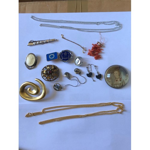 52 - Small collection of miscellaneous jewellery to include chains paperweight badges and earrings