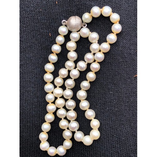 56 - Silver and pearl necklace with magnetic clasp marked .925