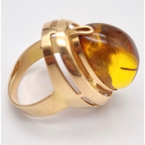 276 - A LARGE AMBER STONE SET IN RING HAND CRAFTED IN 14K ROSE GOLD. 7.2gms size M