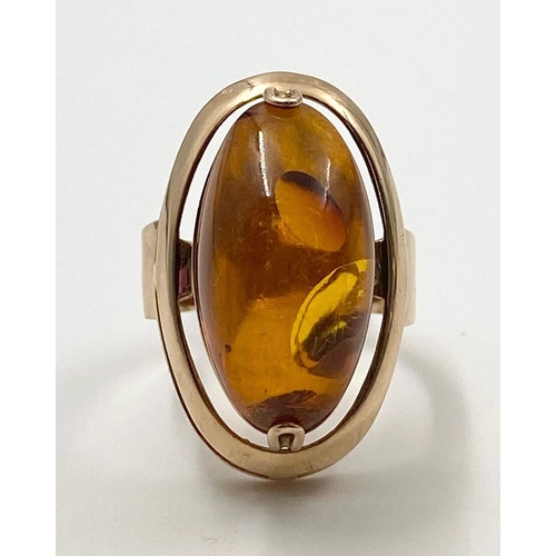276 - A LARGE AMBER STONE SET IN RING HAND CRAFTED IN 14K ROSE GOLD. 7.2gms size M