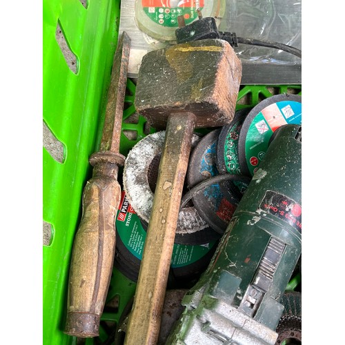 11 - Angle grinder with discs