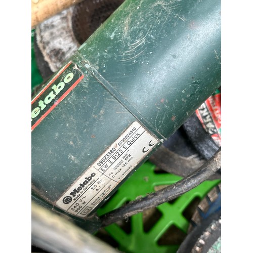 11 - Angle grinder with discs