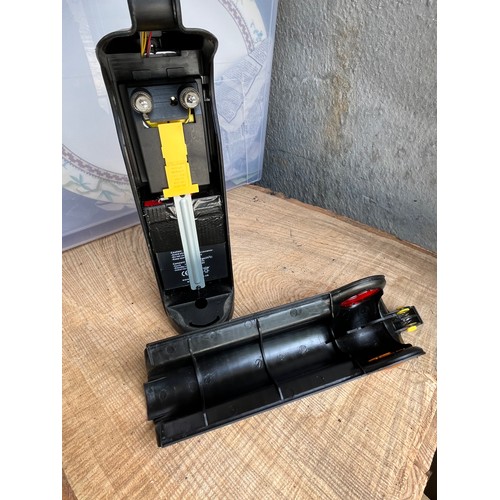 26 - Uniross CH8858 Rechargable work light