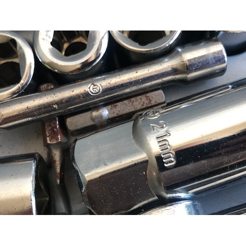 47 - Part socket set. Metric