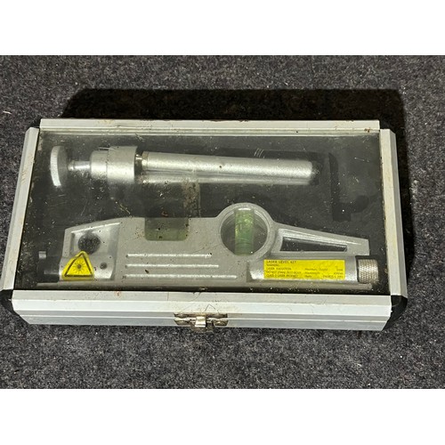 66 - Mini laser level with tripod