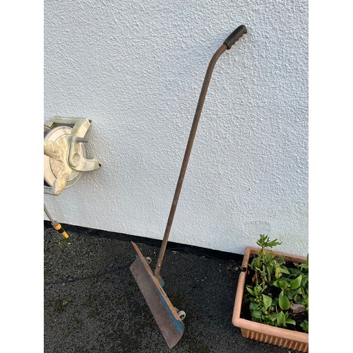 91 - Metal blade on wheels for snow clearing