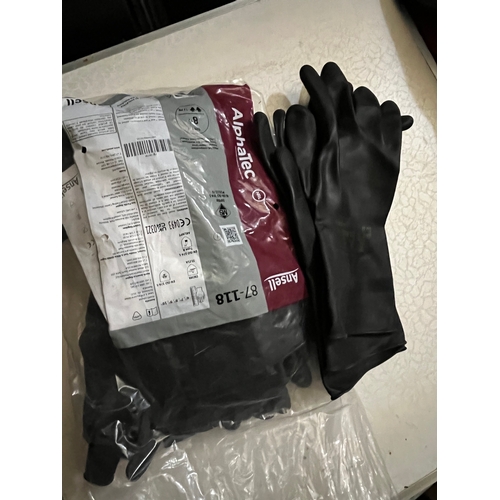 127 - Rubber safety gloves